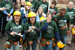 Ƶ employee volunteers with YouthBuild students